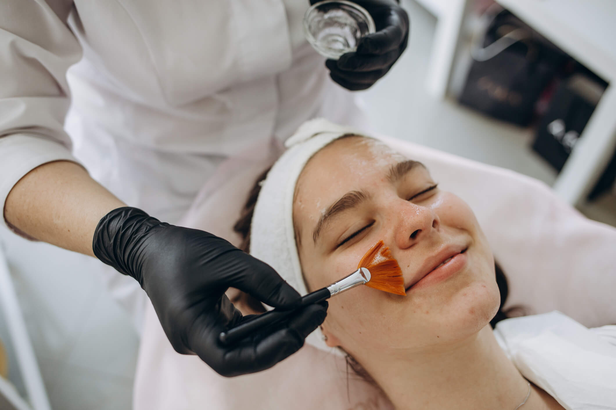 Beauty salon client receiving a facial treatment, showcasing the benefits of using beauty salon software for seamless scheduling and client care.